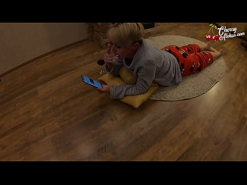 ❤️ Šialená blondínka fajčí obrovský penis a skáče na ňom - análny sex ❌ Porno fb na nás ❌